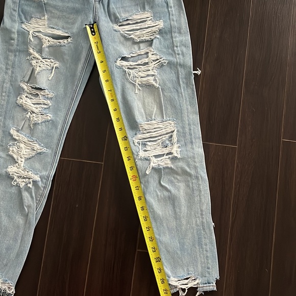 AMERICAN EAGLE light wash distressed high-rise Mom Jean - Picture 4 of 7